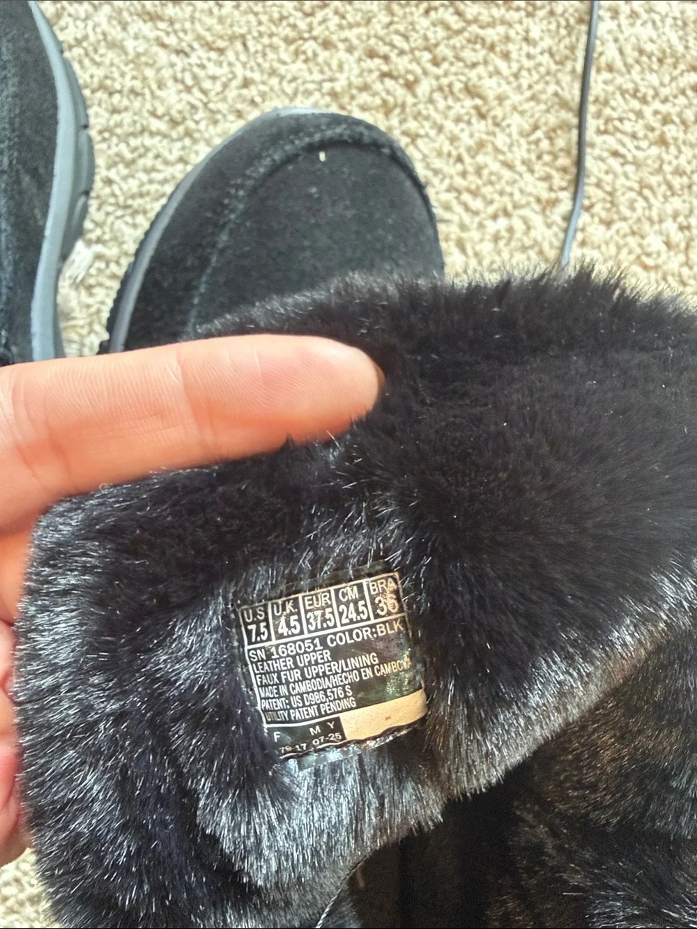 Skechers women’s slip ins  Black Faux-Fur Winter Boots size 7.5